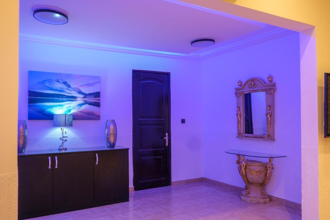 The Cabyn Hotel Adenta Bagian luar foto